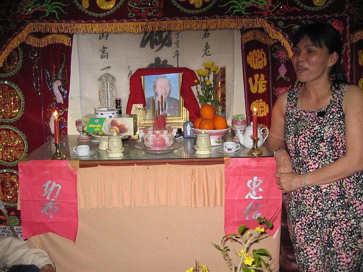 IMG_1992 (Large).JPG - Thắp nhang bàn thờ anh Nguyễn Diệu (bạn cùng khóa DHSP HUe)chồng của Kim Thanh